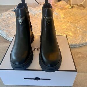 NWT Guess women’s shoe size 8 1/2